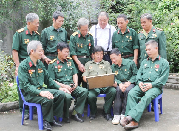 Khi cựu chiến binh gặp nhau, những tấm ảnh kỷ niệm luôn được nâng niu, trân trọng.
