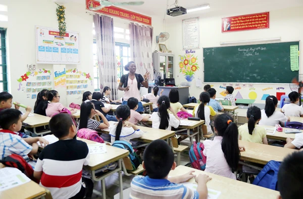 Giáo viên người nước ngoài của Trung tâm Anh ngữ Việt - Mỹ dạy tiếng Anh tại Trường Tiểu học Lê Văn Tám (TP Lào Cai).
