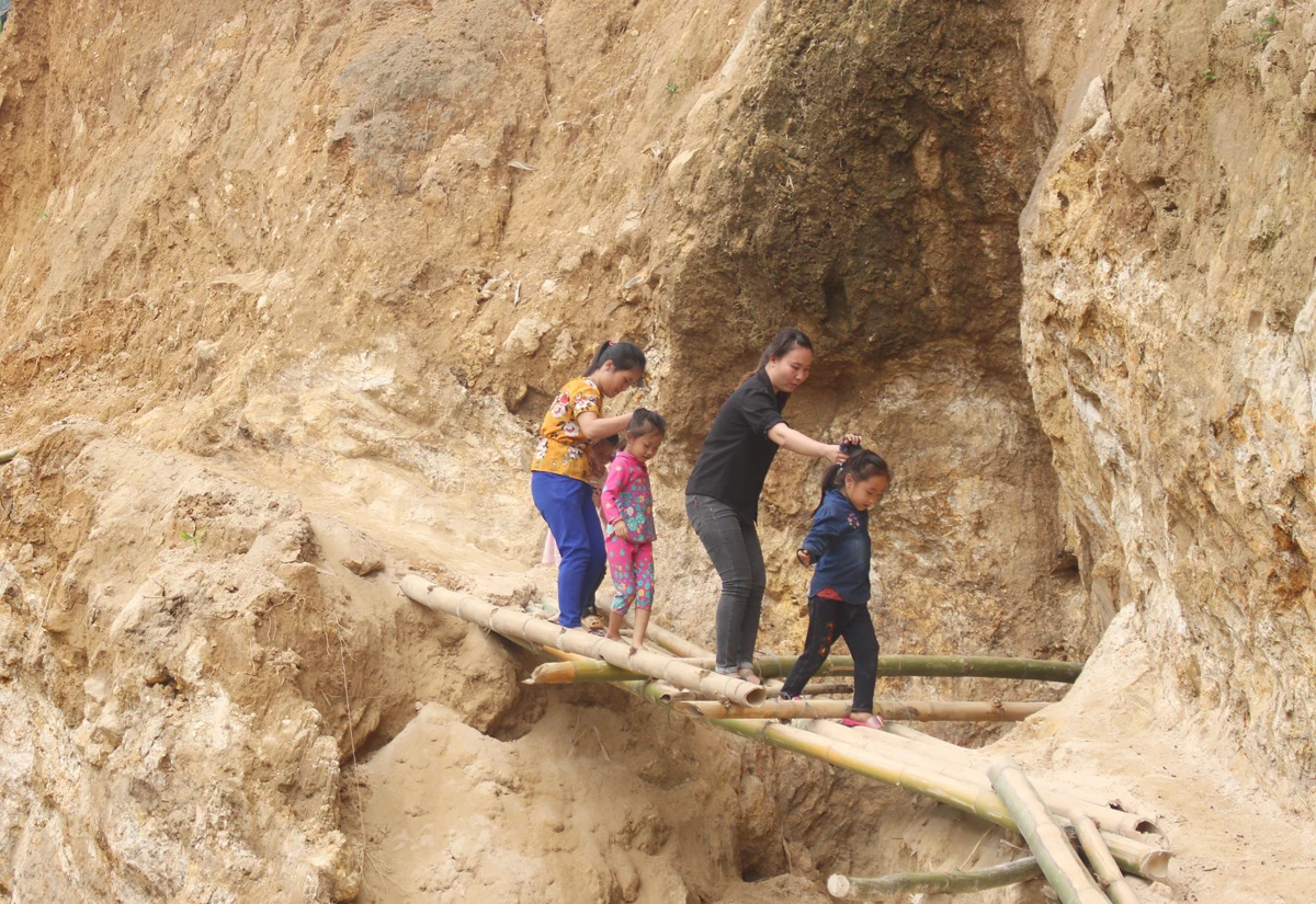 Đường tới trường còn lắm gian nan ảnh 2