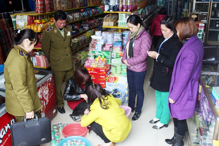 Kiểm tra, giám sát các cơ sở kinh doanh thực phẩm trên địa bàn. Kiểm tra, giám sát các cơ sở kinh doanh thực phẩm trên địa bàn.