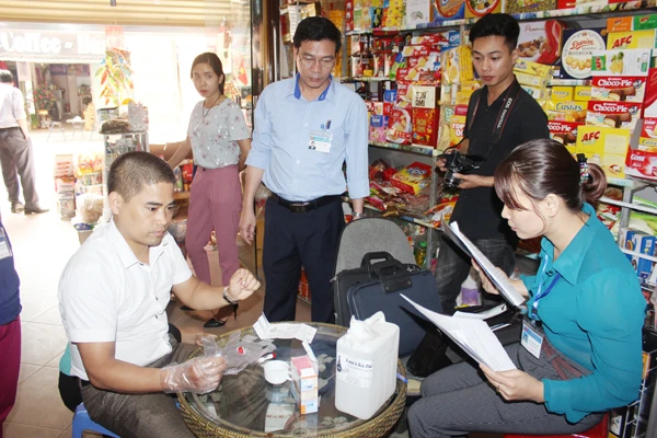 Đẩy mạnh công tác thanh tra, kiểm tra về an toàn thực phẩm.