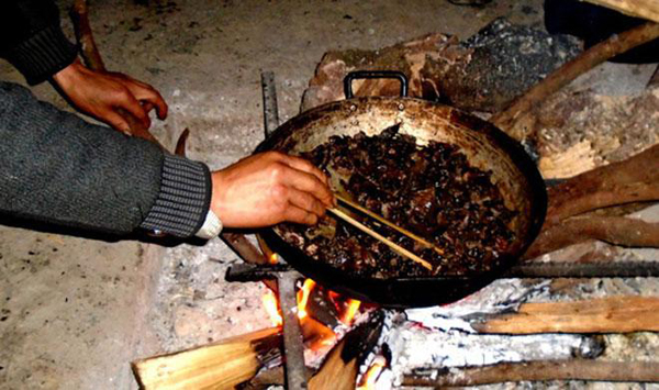 Đang xào thịt chuột gác bếp.