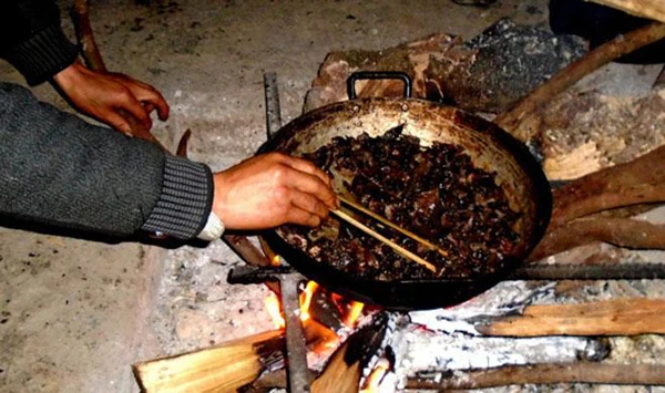 Đang xào thịt chuột gác bếp.