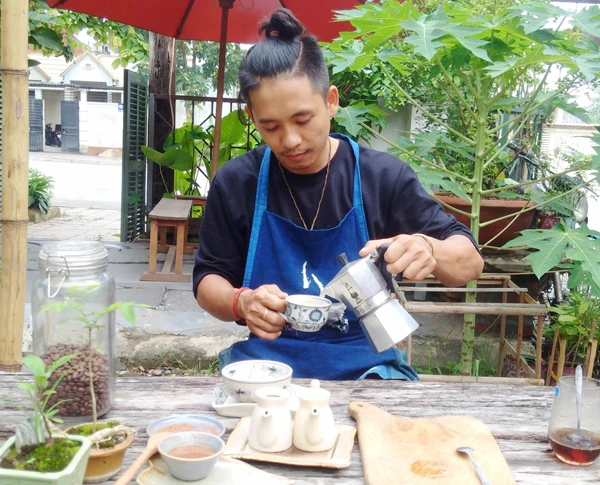 Anh Tùng pha chế đồ uống cho khách.