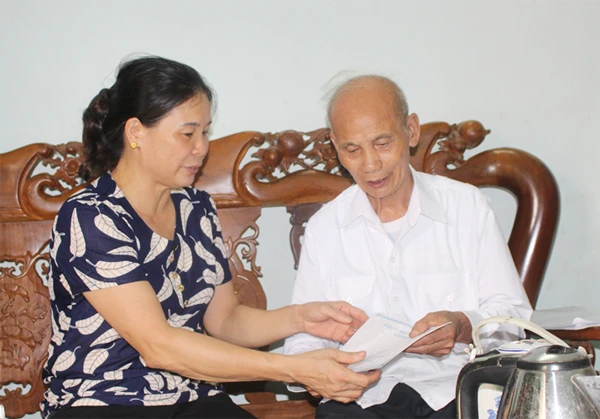 Lãnh đạo huyện thăm hỏi, động viên gia đình chính sách.