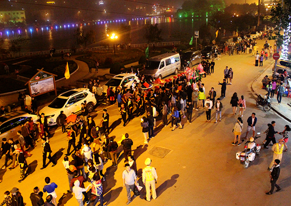 Nghệ nhân diễu hành trên các tuyến phố. Nghệ nhân diễu hành trên các tuyến phố.