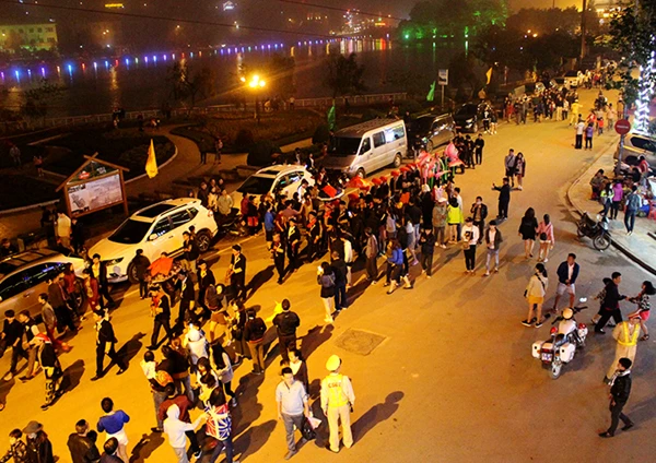 Nghệ nhân diễu hành trên các tuyến phố.