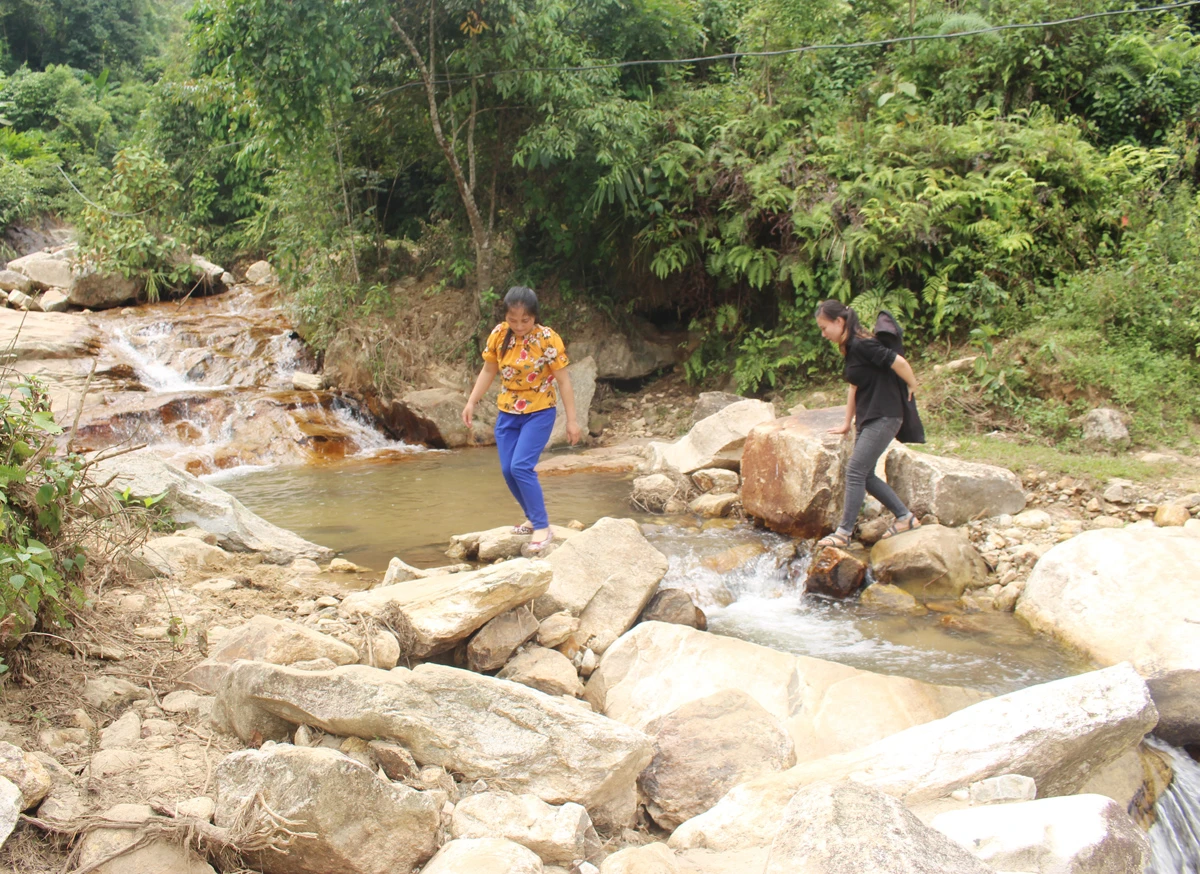 Đường tới trường còn lắm gian nan ảnh 7