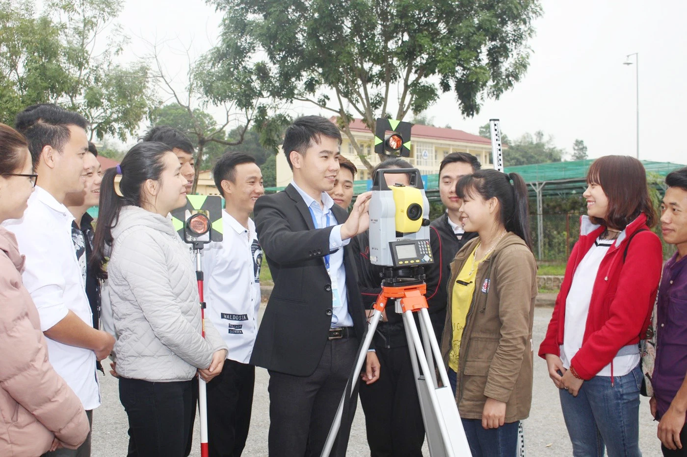 Sinh viên ngành Quản lý tài nguyên và môi trường thực hành đo đạc với hệ thống máy móc hiện đại.