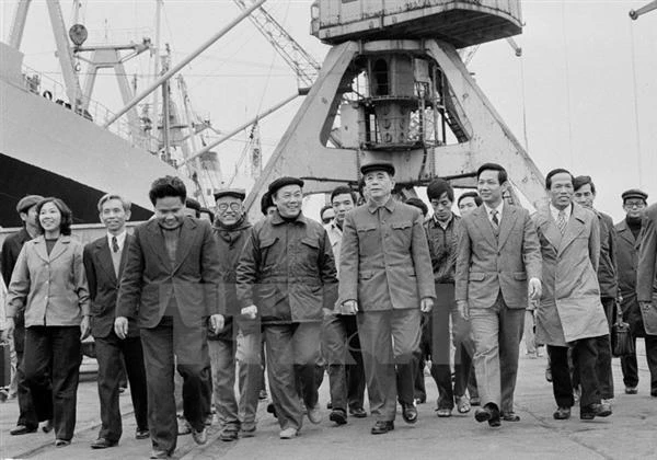 Tổng Bí thư Nguyễn Văn Linh thăm Cảng Hải Phòng nhân dịp Tết Đinh Mão (1987).