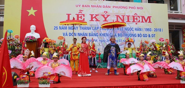 Màn sử thi tái hiện 25 năm xây dựng và phát triển của nhà trường.