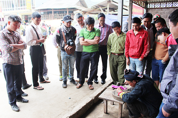 Tham quan chạm khắc bạc tại Ngày hội khám phá văn hóa các dân tộc xã Tả Phìn. Tham quan chạm khắc bạc tại Ngày hội khám phá văn hóa các dân tộc xã Tả Phìn.