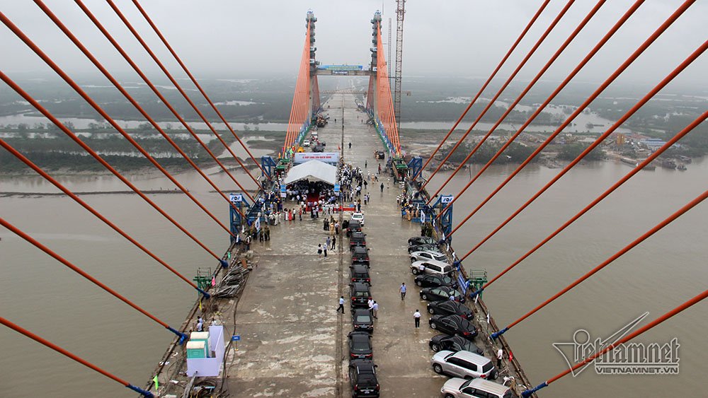 Cầu Bạch Đằng nối tỉnh Quảng Ninh và TP Hải Phòng chỉ còn 25km. Cầu có 3 tháp trụ hình chữ H thể hiện tam giác kinh tế Hà Nội - Hải Phòng - Quảng Ninh.