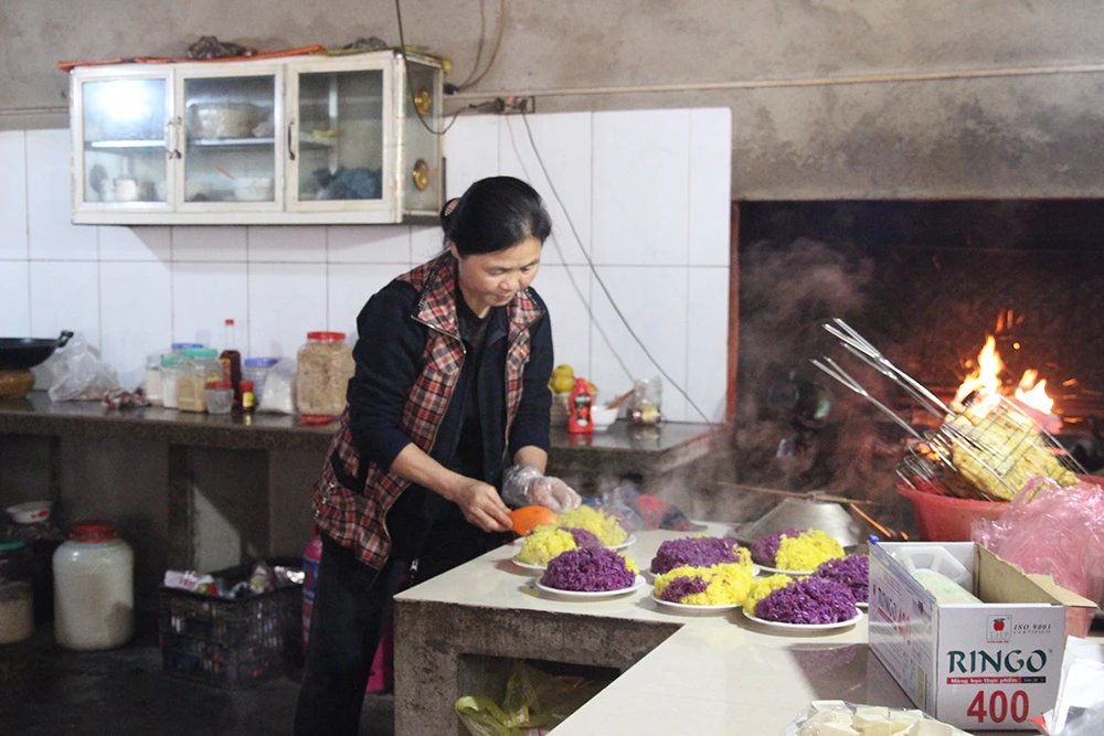 Nhà hàng của hồ câu chuẩn bị những món ăn truyền thống.