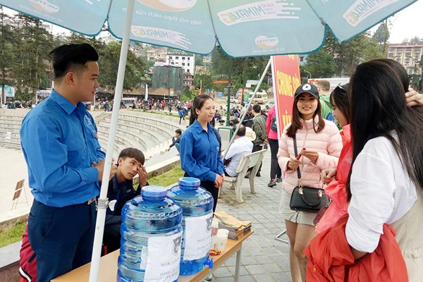 Đoàn viên, thanh niên huyện Sa Pa hướng dẫn khách du lịch các dịch vụ tham quan.