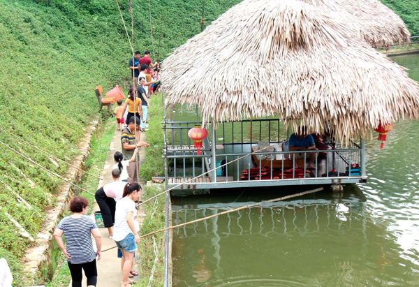 Các hồ câu ven thành phố đông khách dịp nghỉ lễ. Các hồ câu ven thành phố đông khách dịp nghỉ lễ.