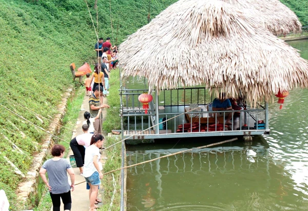 Các hồ câu ven thành phố đông khách dịp nghỉ lễ.