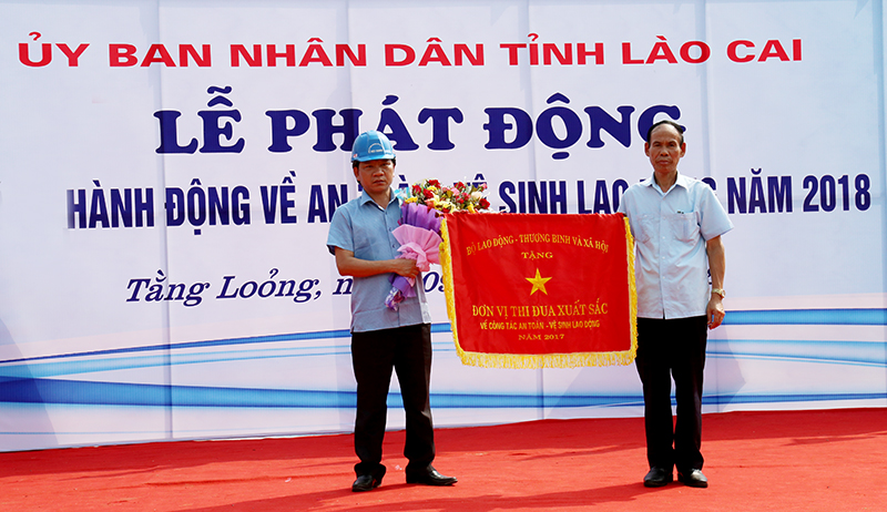 Trao Cờ thi đua xuất sắc của Bộ Lao động – Thương binh và Xã hội cho Nhà máy Tuyển quặng Cam Đường (Công ty TNHH MTV Apatít Việt Nam).