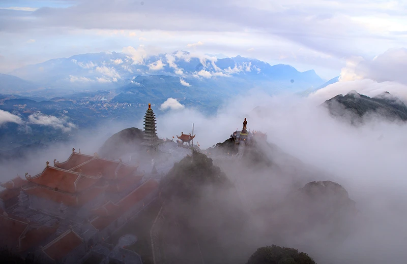 Chiêm ngưỡng ruộng bậc thang xanh ngắt tại bản Cát Cát. Một thác nước trong rừng Vườn Quốc gia Hoàng Liên. Vẻ đẹp ruộng bậc thang khiến cho du khách rất thích thú. Càng lên cao phong cảnh càng hùng vỹ. Khoảnh khắc hiếm có khi biển mây xuất hiện tại độ cao 3.000 mét. Mây phủ trắng xóa tạo nên khung cảnh huyền ảo. Quần thể chùa trên đỉnh Fansipan ngỡ như thiên đường. Ngẫu hứng trên đỉnh Fansipan. Fansipan là điểm đến không thể thiếu của du khách khi đến với Sa Pa. Fansipan lung linh về đêm. Bình minh xuất hiện như “tiên cảnh” tại quần thể Fansipan.