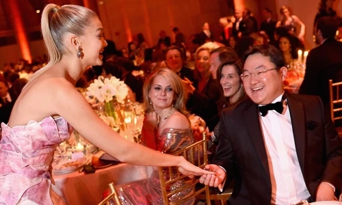 Jho Low (phải) nắm tay người mẫu Gigi Hadid tại bữa tiệc ở New York tháng 10/2014.