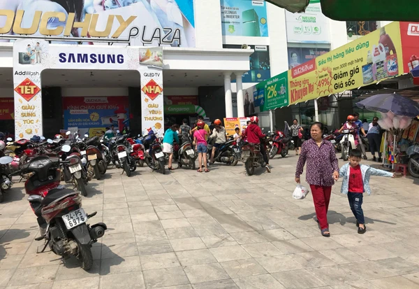 Siêu thị Đức Huy chật cứng chỗ để xe.