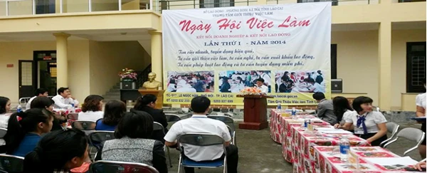 100% Lao đông đến Trung tâm đều được tư vấn, giới thiệu việc làm với các ngành nghề phù hợp với trình độ. Ngoài việc giới thiệu việc làm trong nước, Trung tâm còn đẩy mạnh công tác tư vấn, giới thiệu việc làm sang các thị trường ngoài nuớc: Trung Quốc, Hàn Quốc, Nhật Bản… Đẩy mạnh công tác giới thiệu học nghề, liên kết đào tạo, đào tạo nghề cho lao động được hưởng chế độ Bảo hiểm thất nghiệp và lao động có nhu cầu 100% người lao động thất nghiệp đến Trung tâm đều được tư vấn, giải quyết chế độ đúng quy định.