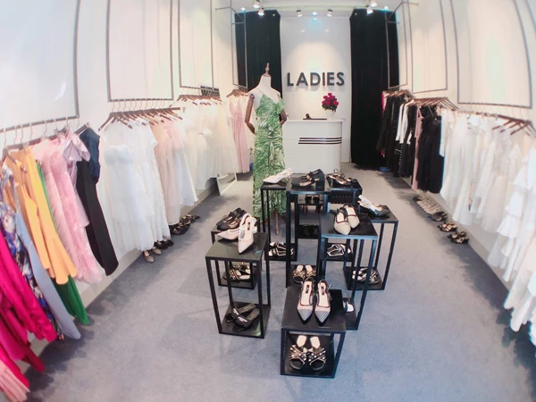Shop thời trang Ladies kèm dịch vụ cho thuê váy thiết kế.