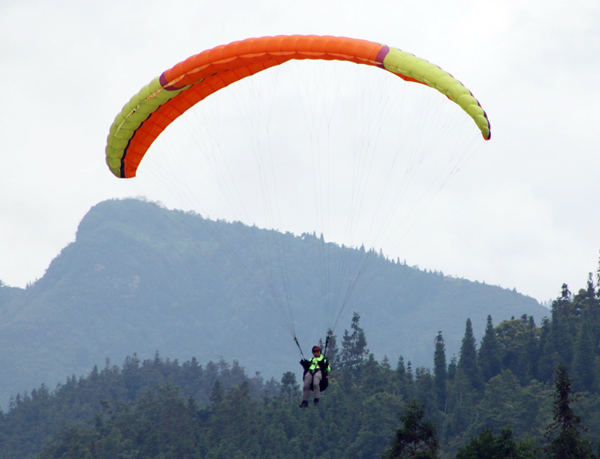 Có 30 thành viên của Câu lạc bộ Dù lượn Vietwings Hà Nội tham gia biểu diễn. Có 30 thành viên của Câu lạc bộ Dù lượn Vietwings Hà Nội tham gia biểu diễn.