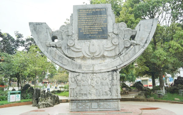 Công trình kiến trúc Đài sen Thư Bác xây dựng ở vườn hoa Xuân Viên trung tâm thị trấn du lịch Sa Pa.