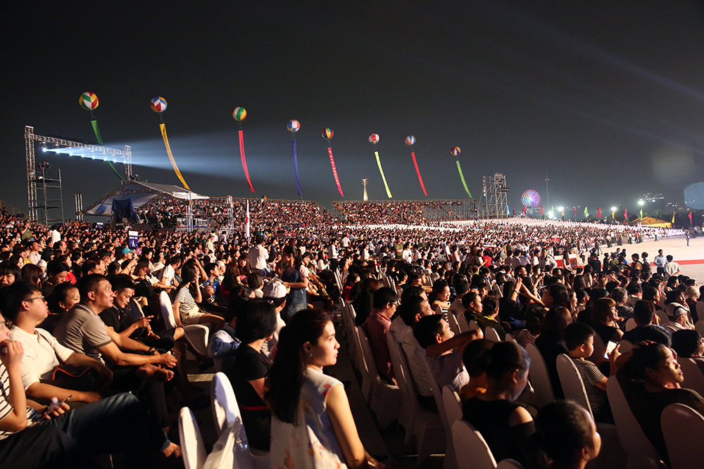 Hàng vạn du khách và người dân Quảng Ninh tại lễ khai mạc. Hàng vạn du khách và người dân Quảng Ninh tại lễ khai mạc.