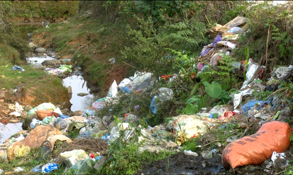 Rác lấp hết dòng chảy ở suối thuộc thôn Cốc Cài.