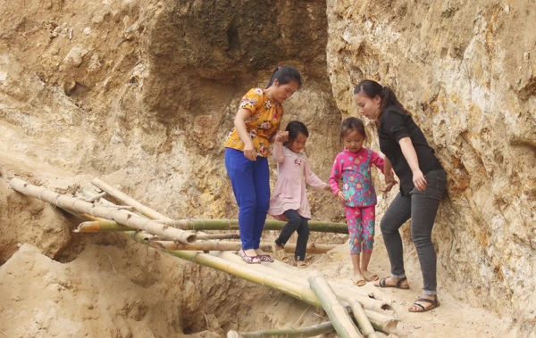 Gian nan đường đến lớp của học sinh điểm trường Séo Trung Hồ Mông.