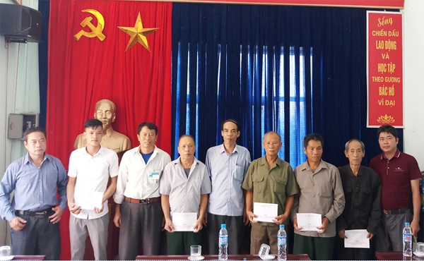 Tặng quà các gia đình chính sách, người có công.