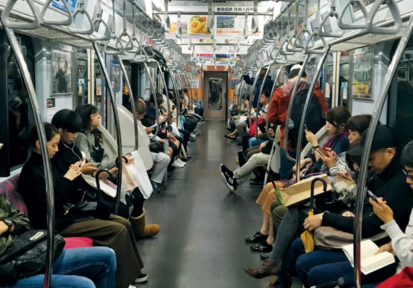 Đi tàu điện ngầm ở Tokyo.