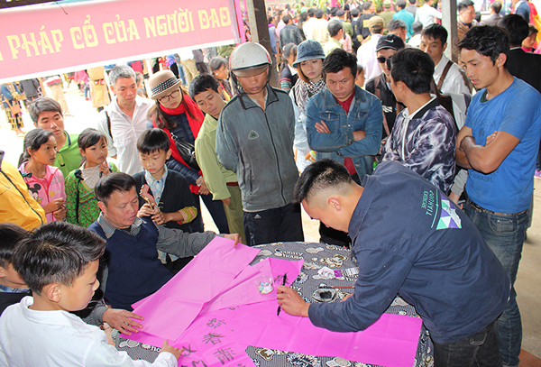 Trích đoạn lễ cúng Lễ Pút tồng của người Dao. Trích đoạn Lễ cưới của người Dao đỏ. Trình diễn viết thư pháp cổ của người Dao đỏ. Trích đoạn lễ cúng Lễ Pút tồng của người Dao. Trích đoạn Lễ cưới của người Dao đỏ. Trình diễn viết thư pháp cổ của người Dao đỏ.