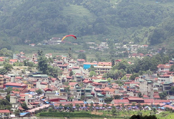 Dù bay trên bầu trời, góp phần tôn vinh vẻ đẹp của “Cao nguyên trắng”.