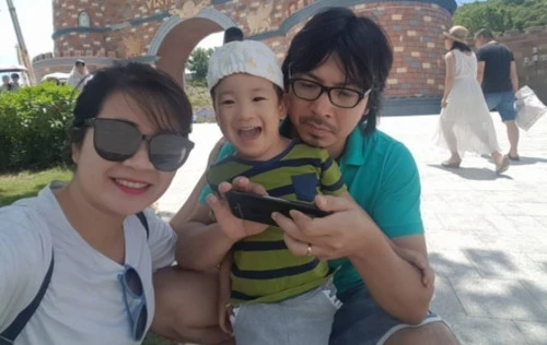 Cuộc sống hạnh phúc của gia đình Đinh Tiến Dũng. Cuộc sống hạnh phúc của gia đình Đinh Tiến Dũng.