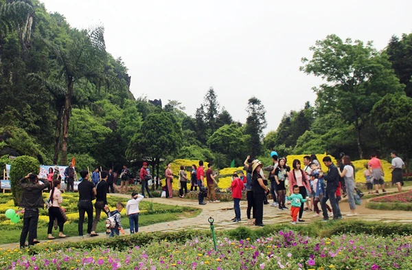 Khu du lịch sinh thái Hàm Rồng vẫn là địa chỉ hút khách ở Sa Pa.