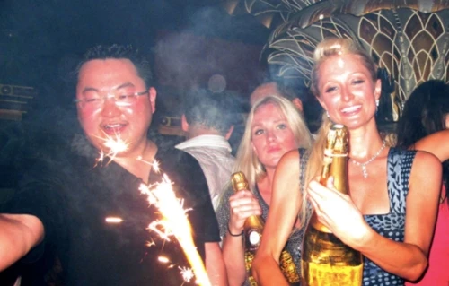 Jho Low (trái) và Paris Hilton (đứng bên cạnh) trong một bữa tiệc ở Pháp năm 2010.