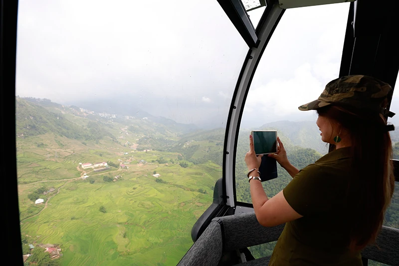 Chiêm ngưỡng ruộng bậc thang xanh ngắt tại bản Cát Cát. Một thác nước trong rừng Vườn Quốc gia Hoàng Liên. Vẻ đẹp ruộng bậc thang khiến cho du khách rất thích thú. Càng lên cao phong cảnh càng hùng vỹ. Khoảnh khắc hiếm có khi biển mây xuất hiện tại độ cao 3.000 mét. Mây phủ trắng xóa tạo nên khung cảnh huyền ảo. Quần thể chùa trên đỉnh Fansipan ngỡ như thiên đường. Ngẫu hứng trên đỉnh Fansipan. Fansipan là điểm đến không thể thiếu của du khách khi đến với Sa Pa. Fansipan lung linh về đêm. Bình minh xuất hiện như “tiên cảnh” tại quần thể Fansipan.