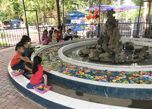 Các trò chơi tại công viên Nhạc Sơn thu hút đông trẻ em. Các trò chơi tại công viên Nhạc Sơn thu hút đông trẻ em.