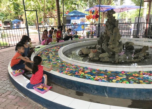 Các trò chơi tại công viên Nhạc Sơn thu hút đông trẻ em.