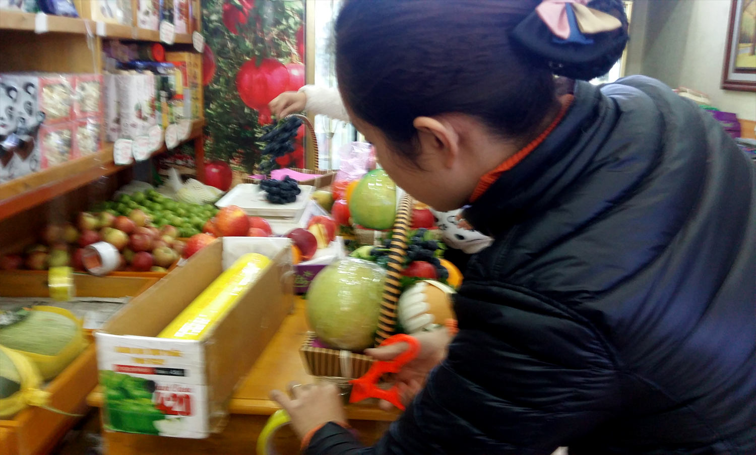 Đóng gói giỏ quà cho khách hàng.