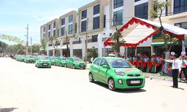 30 xe taxi tham gia diễu hành sau lễ khai trương.