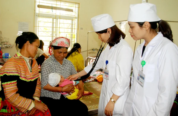 Các y bác sỹ của bệnh viện luôn nêu cao tinh thần hết lòng vì người bệnh.