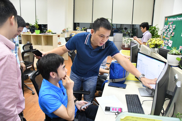 Phó Tổng Giám đốc VTNet Phạm Anh Đức cùng các kỹ thuật viên trong cuộc chuyển đổi thử nghiệm.