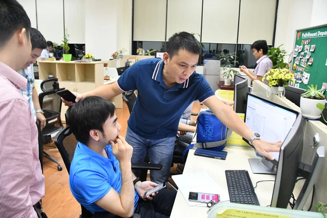 Phó Tổng Giám đốc VTNet Phạm Anh Đức cùng các kỹ thuật viên trong cuộc chuyển đổi thử nghiệm.