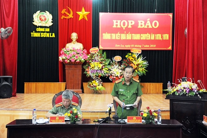 Đại tá Phùng Tiến Triển, Phó Giám đốc Công an tỉnh Sơn La trả lời báo chí.