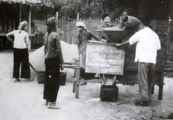 Nhân dân Lào Cai thi đua sản xuất góp phần chi viện sức người, sức của cho tiền tuyến miền Nam đánh Mỹ. Ảnh T.L