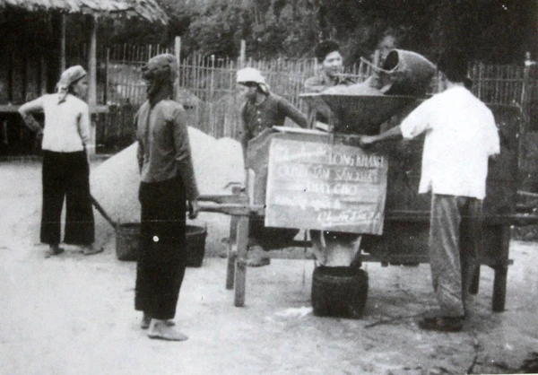 Nhân dân Lào Cai thi đua sản xuất góp phần chi viện sức người, sức của cho tiền tuyến miền Nam đánh Mỹ. Ảnh T.L